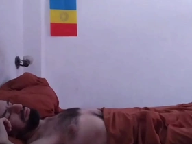 Despertando a mi macho peludo con una linda mamada, aprovechando su erección matutina.