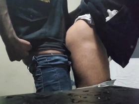 Segurança de loja goza na boca do cliente